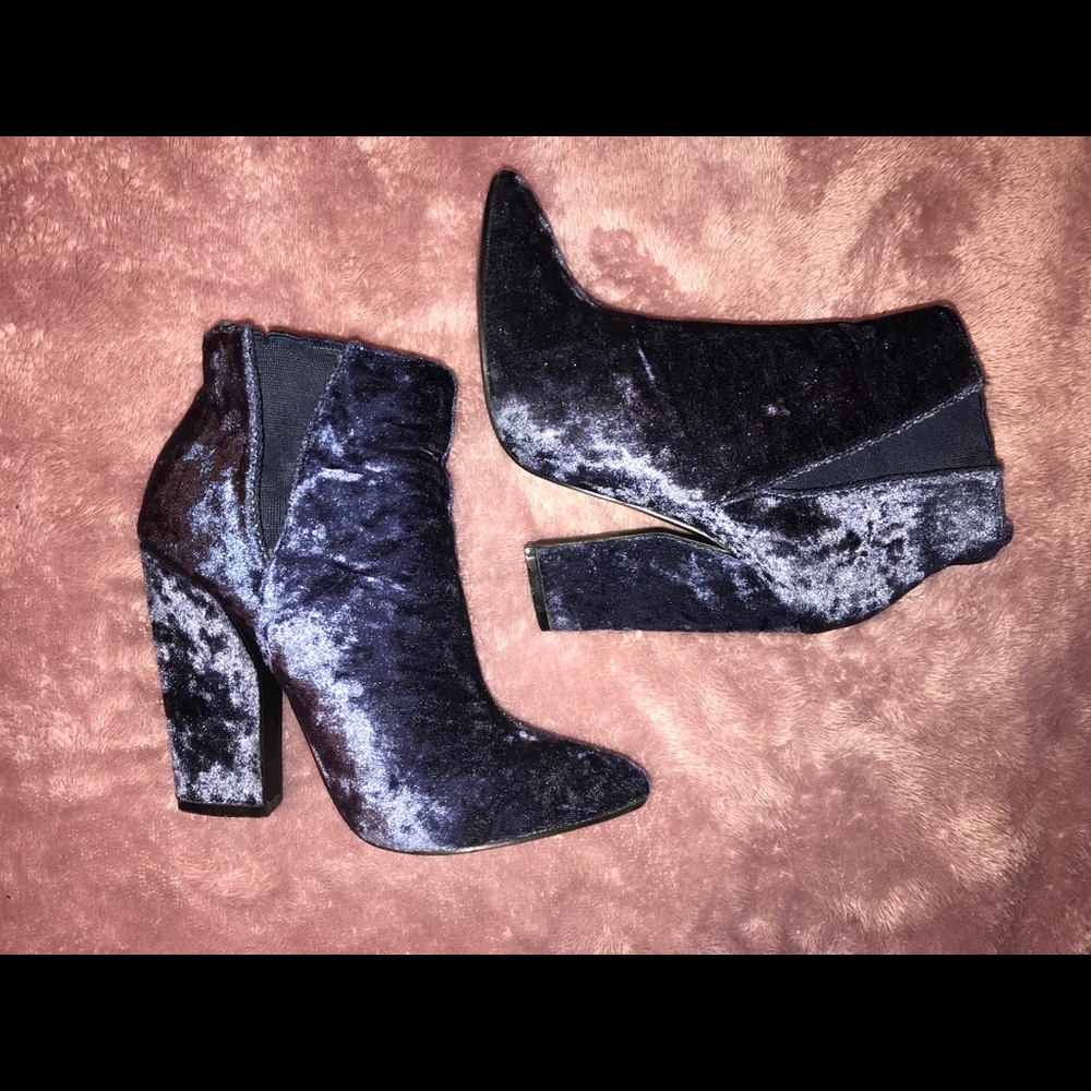Lulu’s navy velvet ankle booties - Picture 2 of 5